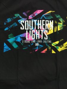 Ao thun in 3D Thai Lan chu Southern Lights trang tren nen sac mau vang hong xanh T0219