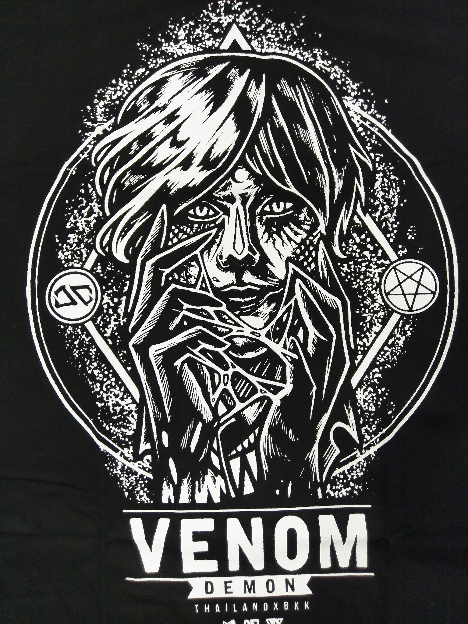 Biểu tượng của Venom đã được in trên chiếc áo thun của bạn, tạo ra phong cách thời trang độc đáo mà không ai có thể bỏ qua. Áo thun Venom 3D sẽ là món đồ giúp bạn thể hiện sự đam mê và cá tính của mình.